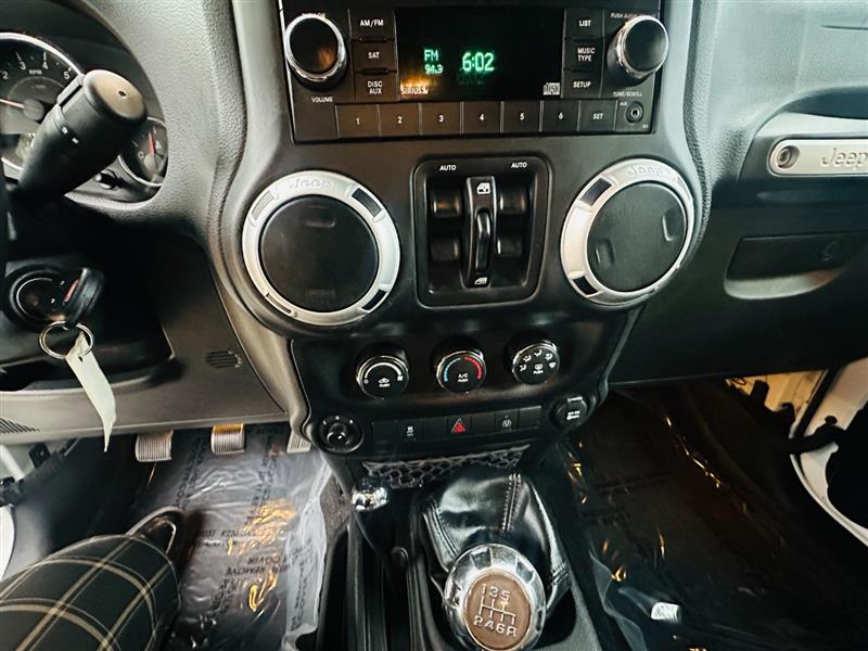 2015 Jeep Wrangler Unlimited Sahara - Photo 11